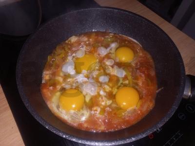 Kiaušinienė su kumpiu ir svogūnais pusryčiams Žingsnis 3