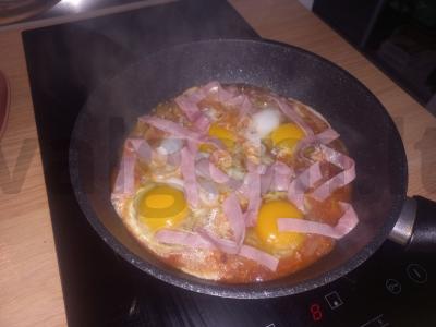 Kiaušinienė su kumpiu ir svogūnais pusryčiams Žingsnis 4