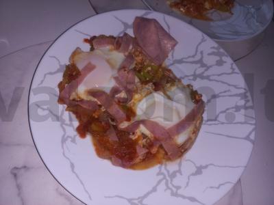 Kiaušinienė su kumpiu ir svogūnais pusryčiams pagrindine nuotrauka