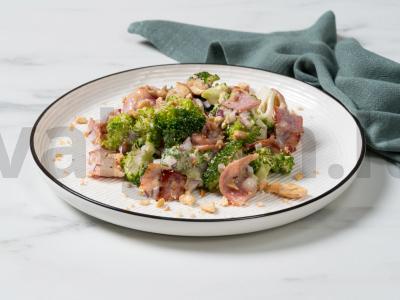 Brokolių salotos pagrindine nuotrauka