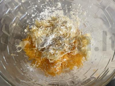 Kepti moliūgų ir bulvių blynai Žingsnis 3