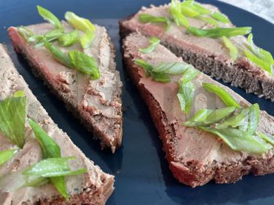 Vištienos kepenėlių paštetas su grietinėlėmis pagrindine nuotrauka