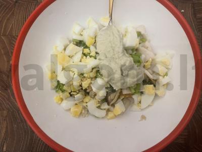 Salotos su jūros kokteiliu ir kiaušiniais Žingsnis 4