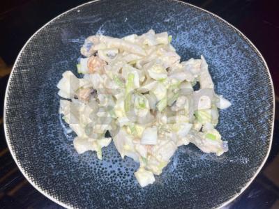 Salotos su jūros kokteiliu ir kiaušiniais pagrindine nuotrauka