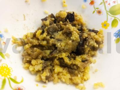 Kukurūzų košė su baklažanu ir svogūnu pagrindine nuotrauka