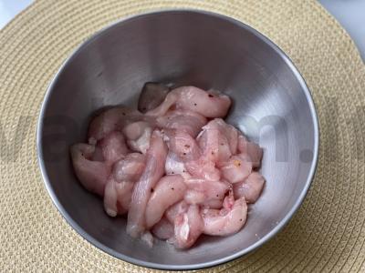 Salotas su vištiena, feta sūriu ir daržovėmis Žingsnis 1