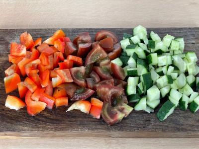 Salotas su vištiena, feta sūriu ir daržovėmis Žingsnis 3