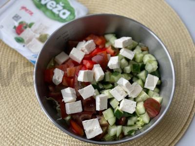 Salotas su vištiena, feta sūriu ir daržovėmis Žingsnis 4