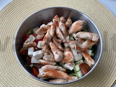 Salotas su vištiena, feta sūriu ir daržovėmis Žingsnis 5