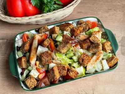 Salotas su vištiena, feta sūriu ir daržovėmis pagrindine nuotrauka