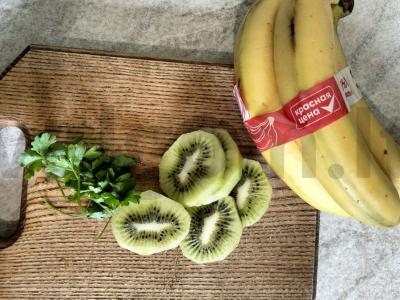 Naudingas kokteilis iš kivio, banano, petražolių ir obuolio Žingsnis 1