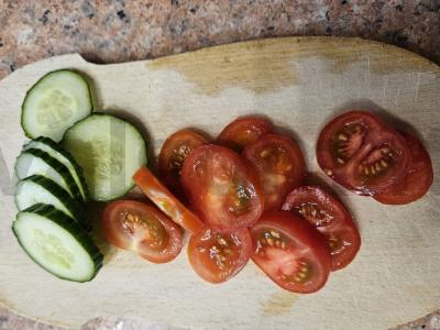 Skanus vištienos, sūrio ir vyšninio pomidoro burgeris Žingsnis 1