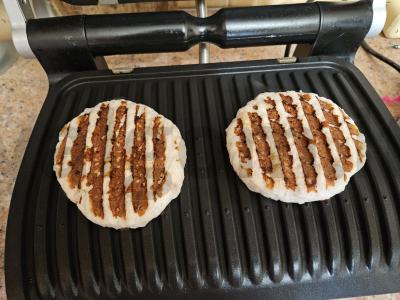 Skanus vištienos, sūrio ir vyšninio pomidoro burgeris Žingsnis 3