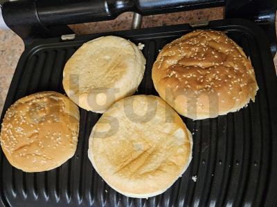 Skanus vištienos, sūrio ir vyšninio pomidoro burgeris Žingsnis 4