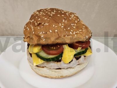 Skanus vištienos, sūrio ir vyšninio pomidoro burgeris pagrindine nuotrauka