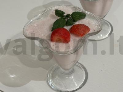 Uogų-pieno desertas pagrindine nuotrauka