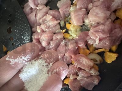 Keptas patiekalas su jauna kopūstu ir kiauliena Žingsnis 1