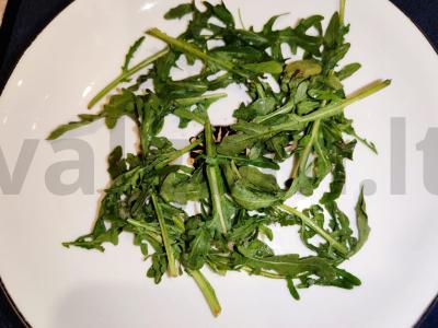 Salotas su rukola, apelsinu, žemės riešutais ir sūriu Žingsnis 1