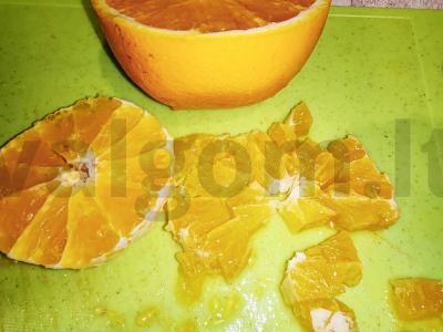 Salotas su rukola, apelsinu, žemės riešutais ir sūriu Žingsnis 3