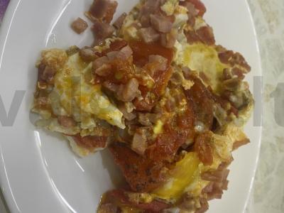 Šoninė su pomidorais kiaušinyje pagrindine nuotrauka