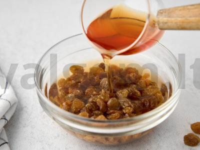 Raisinų ir graikinių riešutų keksiukas Žingsnis 1