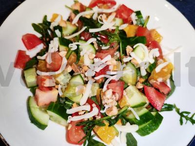 Salotas su rukola, apelsinu, žemės riešutais ir sūriu pagrindine nuotrauka