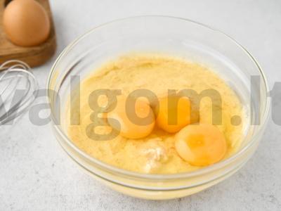 Raisinų ir graikinių riešutų keksiukas Žingsnis 4