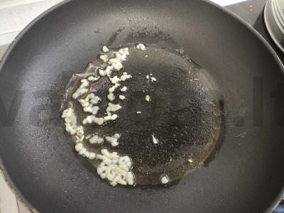 Karbona su rūkytomis dešrelėmis Žingsnis 1