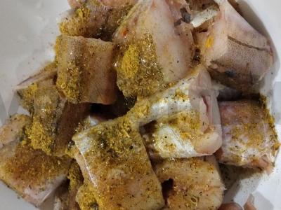 Puikus menkė su daržovėmis grietinės padaže Žingsnis 2