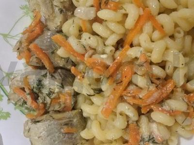 Puikus menkė su daržovėmis grietinės padaže pagrindine nuotrauka