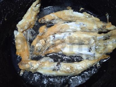 Kepta šprotų žuvis alaus tešloje Žingsnis 6