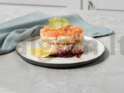 Sluoksniuotas salotas su lašiša pagrindine nuotrauka