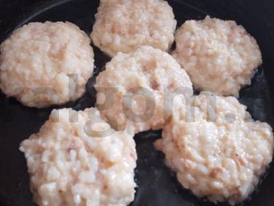 Konservuotų lašišų kotletai su ryžiais Žingsnis 4