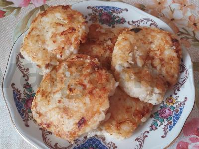 Konservuotų lašišų kotletai su ryžiais pagrindine nuotrauka