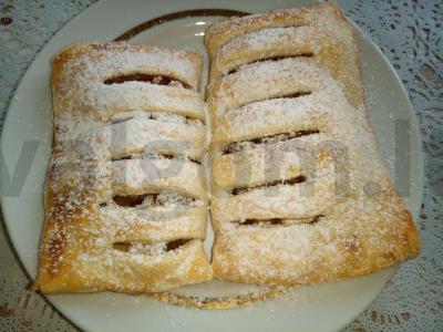 Obuolių sluoksniai su cinamonu pagrindine nuotrauka