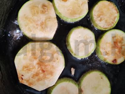 Kepti cukinijos su česnaku ir balzaminiu padažu Žingsnis 2