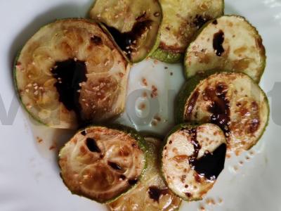 Kepti cukinijos su česnaku ir balzaminiu padažu Žingsnis 4