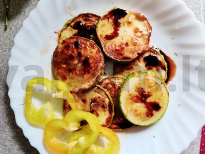 Kepti cukinijos su česnaku ir balzaminiu padažu pagrindine nuotrauka