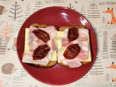 Grilio skrudiniai su bekonu ir džiovintais pomidorais pagrindine nuotrauka