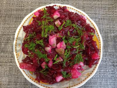 Burokėlių salotas su silke ir vynuogių aliejumi pagrindine nuotrauka