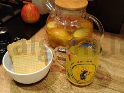 Naudingas arbata su obuoliu pagrindine nuotrauka