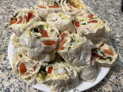 Sotūs ritinėliai lavaše su šviežiu krapu ir žuvimi pagrindine nuotrauka