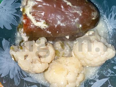 Įdaryti pipirai su žiediniais kopūstais orkaitėje pagrindine nuotrauka