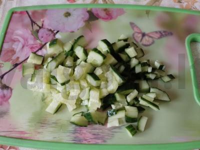 Agurkų, paprikų, dešros ir kiaušinių salotas Žingsnis 1