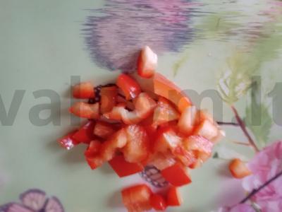 Agurkų, paprikų, dešros ir kiaušinių salotas Žingsnis 2