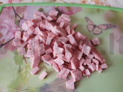 Agurkų, paprikų, dešros ir kiaušinių salotas Žingsnis 3