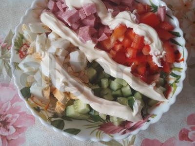 Agurkų, paprikų, dešros ir kiaušinių salotas Žingsnis 4