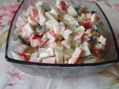 Agurkų, paprikų, dešros ir kiaušinių salotas pagrindine nuotrauka