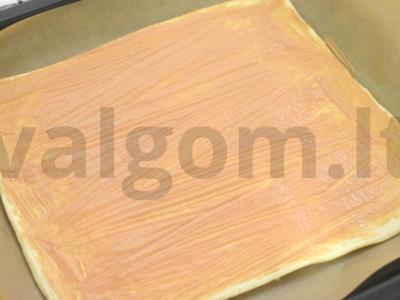 Pica su marinuotais agurkais ir grybais ant sluoksniuotos tešlos Žingsnis 1