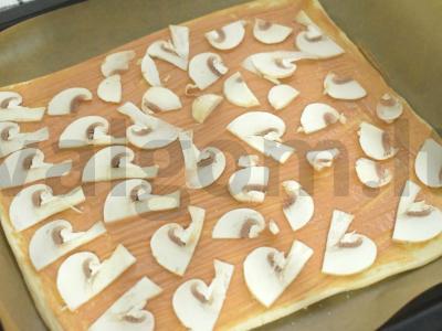 Pica su marinuotais agurkais ir grybais ant sluoksniuotos tešlos Žingsnis 2